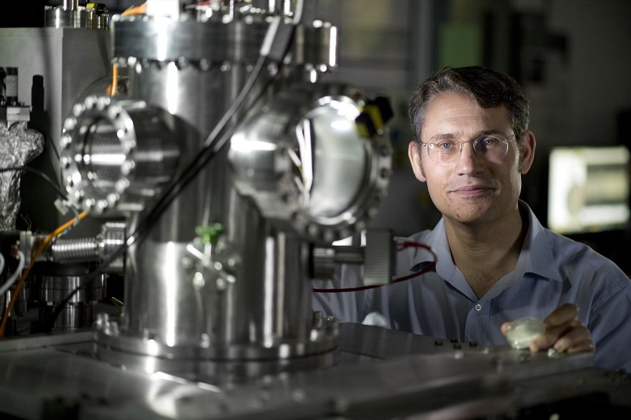 Paul Dastoor University of Newcastle with new microscope technology